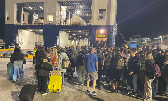 Απέπλευσε για Χίο και Μυτιλήνη το Blue Star I, που παρέμενε στον Πειραιά έπειτα από απειλή για βόμβα