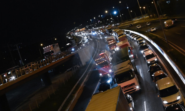 Κίνηση στους δρόμους: Στο «κόκκινο» η Αττική οδός και η Μαραθώνος