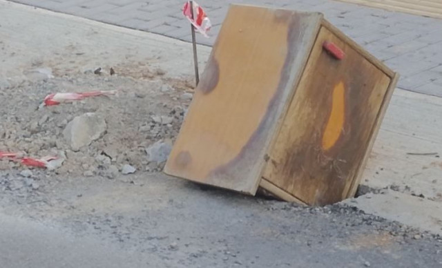 Ρέθυμνο: Κομοδίνο χρησιμοποιήθηκε για να καλυφθεί τρύπα σε έργα του Δήμου στην Καλλιθέα