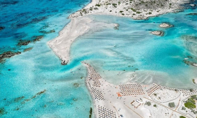 Η καλυτέρη παραλία του κόσμου για το 2025 βρίσκεται στην Κρήτη