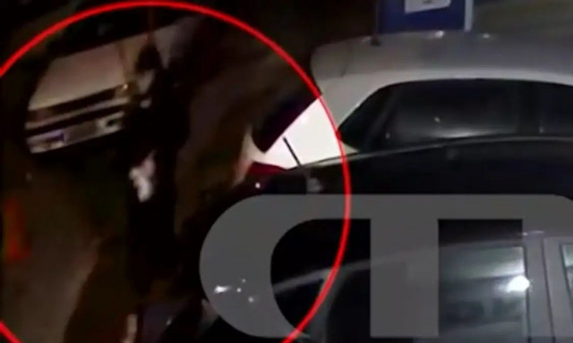 Θεσσαλονίκη: Η στιγμή που η 38χρονη τοποθετεί τη βόμβα έξω από την τράπεζα - Βίντεο ντοκουμέντο