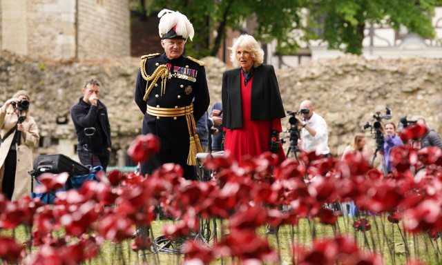 Βασίλισσα Καμίλα: «Φύτεψε» παπαρούνα στη μνήμη όσων πέθαναν στον Β΄ Παγκόσμιο Πόλεμο - Εικόνες