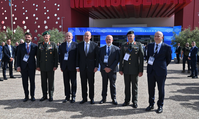 Δένδιας: Στη διεθνή έκθεση Άμυνας και Ασφάλειας DEFEA 2025 – Δείτε LIVE