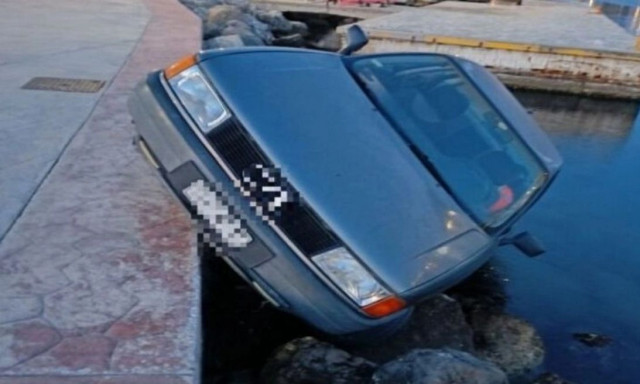 Κως: Οδηγός πήγε να κάνει όπισθεν και έριξε το αυτοκίνητο του στο λιμάνι