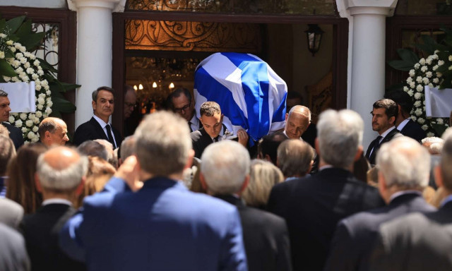 Το τελευταίο αντίο στον Πέτρο Μολυβιάτη - Δείτε φωτογραφίες