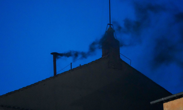 Πάπας: Μαύρος καπνός από την Καπέλα Σιστίνα - Συνεχίζεται η συνεδρίαση του Κονκλάβιο