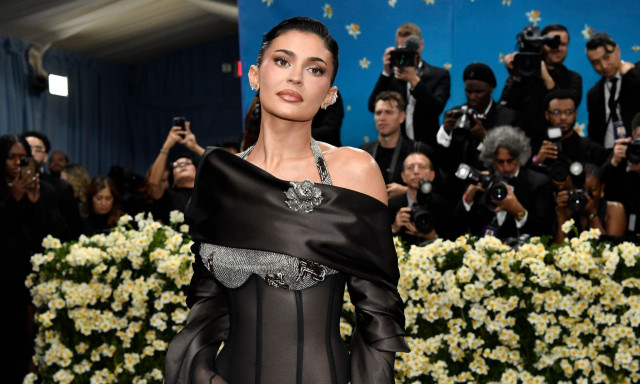 Κάιλι Τζένερ: Οι συνεργάτες της έδωσαν μάχη να ξεκολλήσουν τα πόδια της από τα τακούνια στο Met Gala