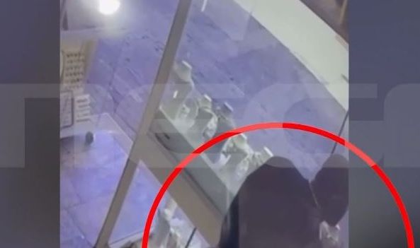 Κρήτη: Βίντεο ντοκουμέντο από τη στιγμή που τουρίστας αρπάζει κόσμημα αξίας 6.000 ευρώ