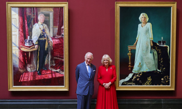 Κάρολος και Καμίλα αποκάλυψαν τα νέα τους βασιλικά πορτρέτα στην Εθνική Πινακοθήκη του Λονδίνου