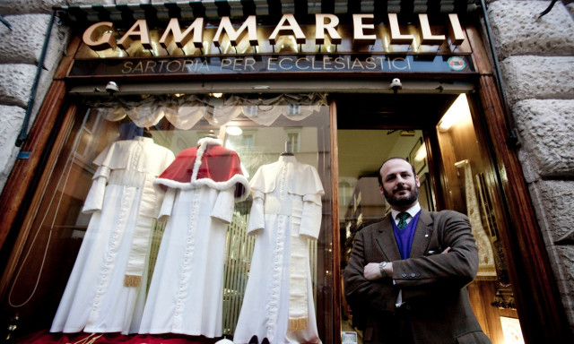 Ο Πάπας... φοράει Prada: Πυρετός προετοιμασίας στους οίκους υψηλής ραπτικής για τα «ιερά» άμφια