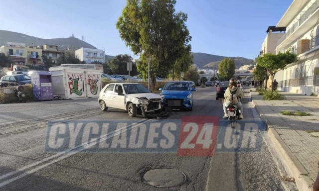 Τροχαίο ατύχημα στη Σάμο - «Σμπαράλια» δύο αυτοκίνητα