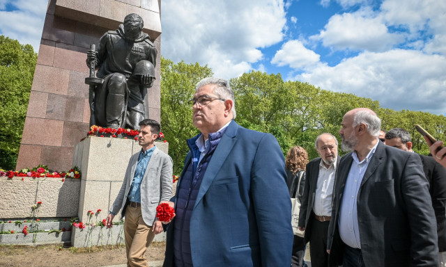 Ο Κουτσούμπας στο Βερολίνο με κόκκινο γαρύφαλλο