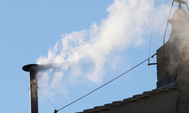 Λευκός καπνός: Εξελέγη νέος Πάπας