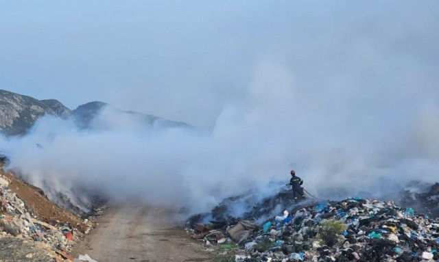 Σάμος: «Βελτιώνεται η κατάσταση της φωτιάς», λέει ο Κουβακάς - Εικόνες από την πυρκαγιά στον ΧΥΤΑ