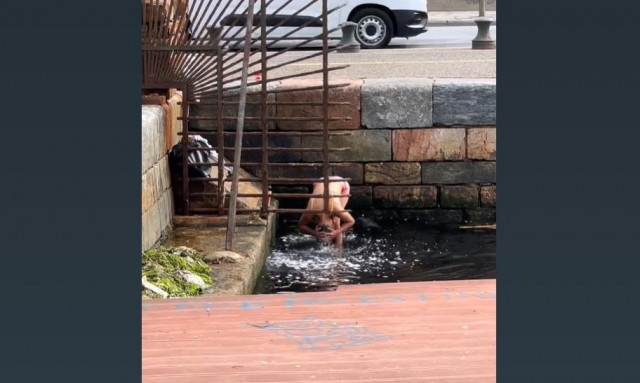 Θεσσαλονίκη: Νεαρή έλουζε τα μαλλιά της στον Θερμαϊκό - Δείτε βίντεο