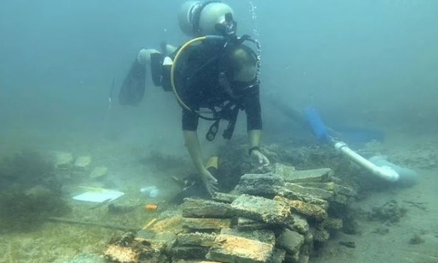 Υποβρύχιος δρόμος από κίτρινα τούβλα οδηγεί τους δύτες σε μια εκπληκτική ανακάλυψη