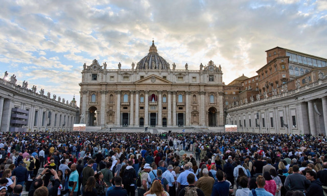 Κονκλάβιο: Όλοι περιμένουν το «Habemus Papam» – Τέσσερις ψηφοφορίες σήμερα για την εκλογή του πάπα