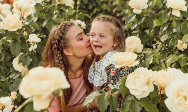 Γιορτή της Μητέρας 2025: Πώς σχετίζεται με την Αρχαία Ελλάδα - 5 χαρακτηριστικά που την ξεχωρίζουν