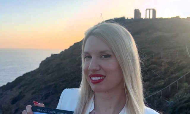 «Λούσιμο στο φως»: Υπαρξιακό ταξίδι από το Θησείο ως το Ντουμπάι με τη Δάφνη Γρηγοριάδη