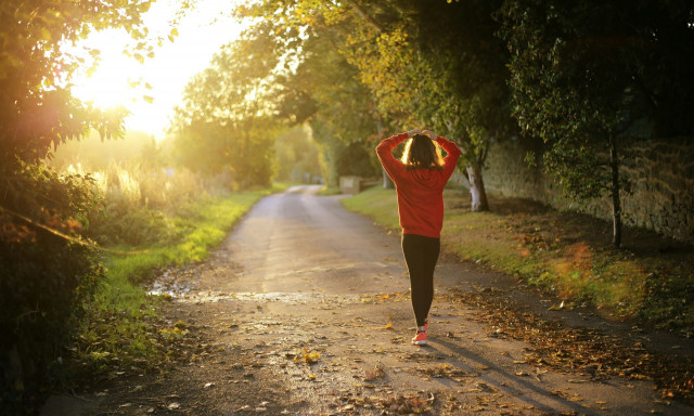 Το περπάτημα είναι το καλύτερο «γιατρικό» για να χάσετε λίπος και να αποκτήσετε μυς - Τα οφέλη του