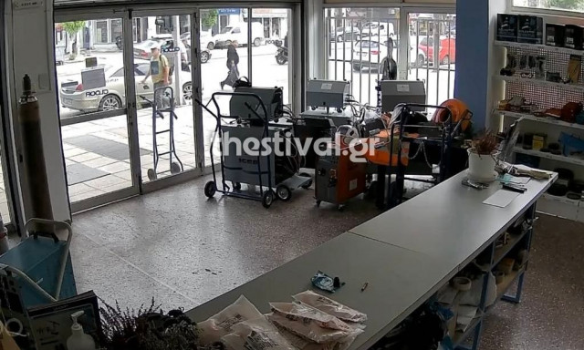 Θεσσαλονίκη: Η στιγμή που αυτοκίνητο με 5 επιβάτες προσκρούει σε κολώνα