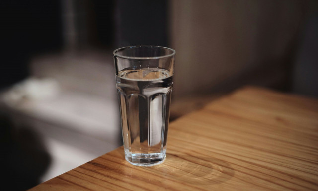 Γιατί δεν πρέπει να αφήνετε ένα ποτήρι με νερό δίπλα σας τη νύχτα