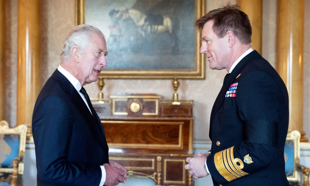 «Ροζ» σκάνδαλο στο Βασιλικό Ναυτικό: Σε διαθεσιμότητα ο παντρεμένος αρχηγός για σχέση με αξιωματικό