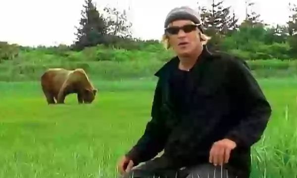 Το ανατριχιαστικό πλάνο του «Grizzly Man» που είδε μόνο ένας - Τον τρώει ζωντανό αρκούδα