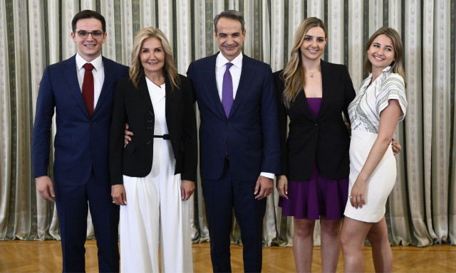 Γιορτή της Μητέρας: Οι τρυφερές φωτογραφίες της οικογένειας Μητσοτάκη – «Μάνα είναι μόνο μία»