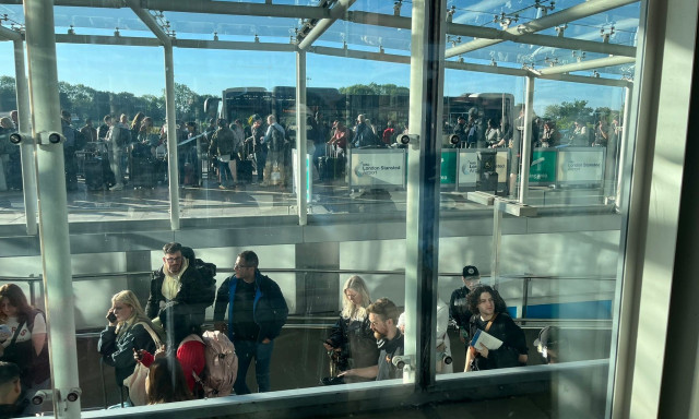 Χάος σε βρετανικό αεροδρόμιο: Μπλόκαραν τα συστήματα, πολύωρες καθυστερήσεις