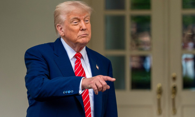 Politico: Ο Tραμπ κλείνει εμπορικές συμφωνίες και αφήνει εκτός την ΕΕ