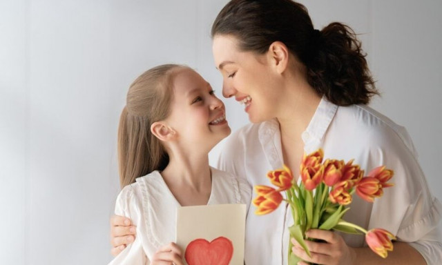 Αυτές είναι οι 10 καλύτερες μαντινάδες για την Ημέρα της Μητέρας