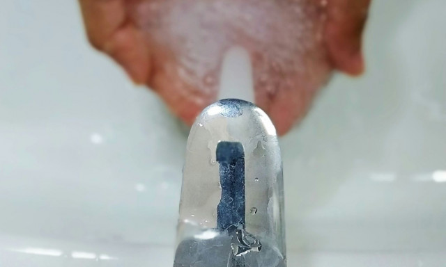 Άλατα στις βρύσες και το μπάνιο -  Το ασυναγώνιστο μείγμα για να τα αφαιρέσετε