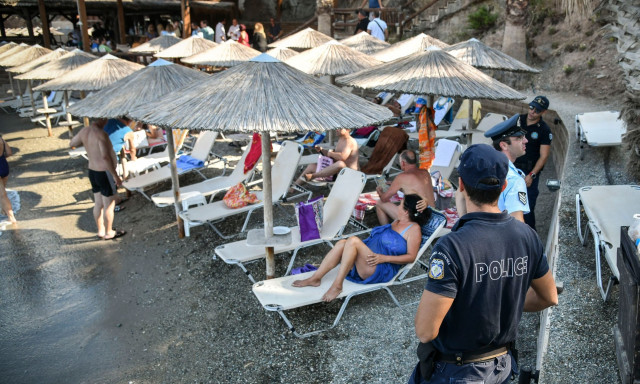 Ανάβυσσος: Χειροπέδες σε υπεύθυνους καταστημάτων - Είχαν κάνει την παραλία open bar