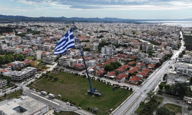 Η μεγαλύτερη ελληνική σημαία υψώνεται ξανά στην Αλεξανδρούπολη