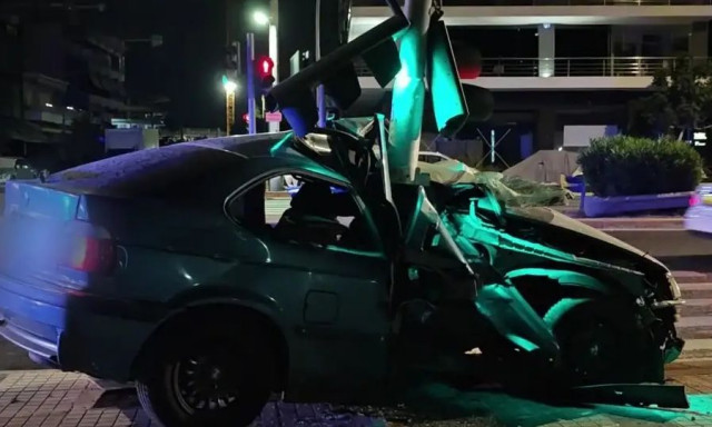 Tροχαίο στην Ποσειδώνος στο ύψος του Αλίμου: Αυτοκίνητο καρφώθηκε σε φανάρι