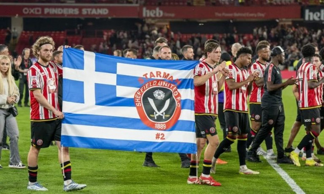 Τζορτζ Μπάλντοκ: Με ελληνική σημαία πανηγύρισε η Σέφιλντ ιστορική πρόκριση - «Είναι μαζί μας»