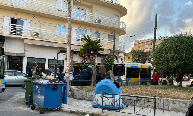 Χαλάνδρι: Ασυνείδητοι παρκάρουν παράνομα και εμποδίζουν τα λεωφορεία να στρίψουν