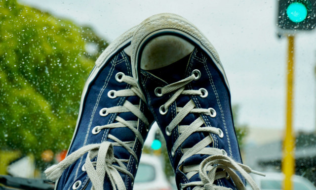 Πώς να πλένετε τα πάνινα παπούτσια στο πλυντήριο