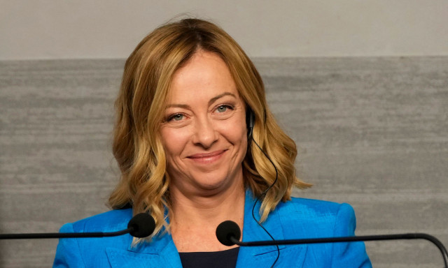 Ιταλία: Βουλευτής εμφανίστηκε στο Κοινοβούλιο ντυμένος φάντασμα - Η αποβολή και η αντίδραση Μελόνι