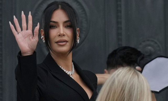 Με φτερά και πούπουλα η Κιμ Καρντάσιαν στο Παρίσι μετά την κατάθεσή της στη δίκη