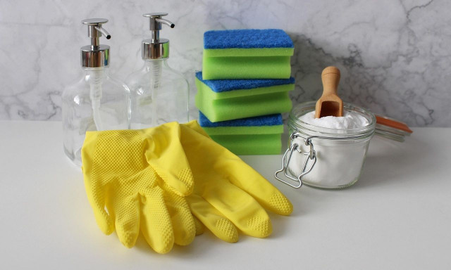 Μόνο ένα πανί και τέσσερα διαλύματα: Έτσι θα κάνετε τα πλακάκια... λαμπίκο