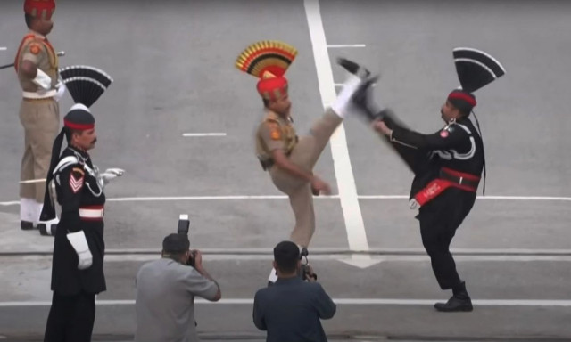 Δεν θα ξαναδούμε δηλαδή την τελετή αλά Βollywood στα σύνορα Ινδίας - Πακιστάν;