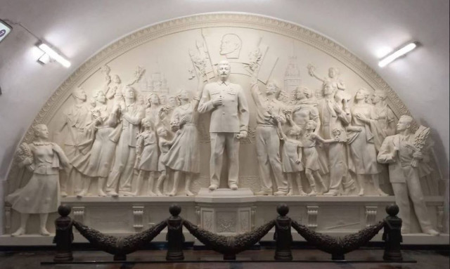 Ρωσία: Ένα μνημείο του Στάλιν επανεγκαθίσταται στο μετρό της Μόσχας