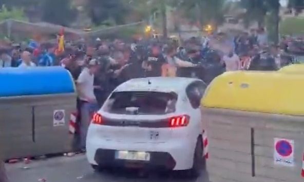 Τρόμος στη Βαρκελώνη: Αυτοκίνητο έπεσε πάνω σε οπαδούς πριν το Εσπανιόλ – Μπαρτσελόνα