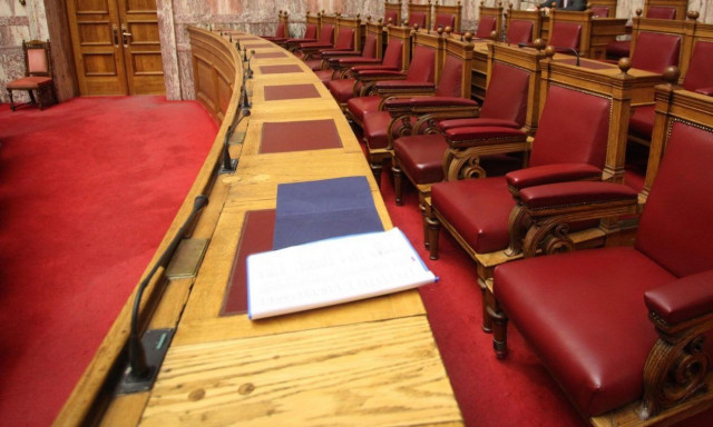 Προανακριτική για Τέμπη: Γιατί η ΝΔ επιλέγει βασικό αντίπαλο το ΠΑΣΟΚ;