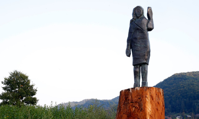 Σλοβενία: «Χάθηκε» η Μελάνια - Εξαφανίστηκε το χάλκινο άγαλμα της Πρώτης Κυρίας