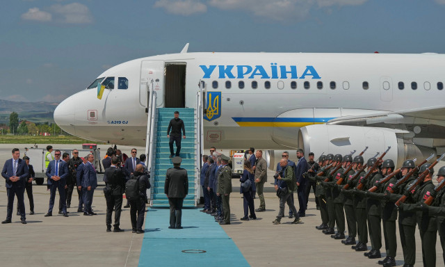 Ζελένσκι: «Διακοσμητική η αντιπροσωπεία του Πούτιν» - «Είσαι κλόουν», απαντά η Μόσχα