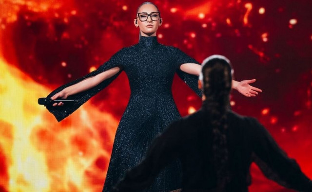 Eurovision 2025: Τα «φυλαχτά» της μαμάς και της γιαγιάς της που φορούσε η Κλαυδία στη σκηνή