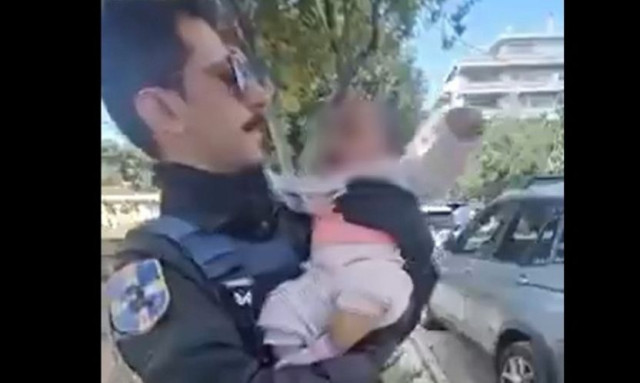 Άλιμος: «Το παιδί έκλαιγε πολύ», είπε ο αστυνομικός που έσωσε το βρέφος από τα σκουπίδια